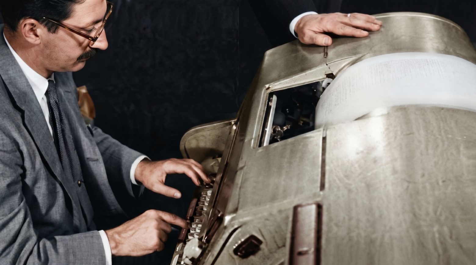 Джозеф Вейценбаум за работой с, по всей видимости, телетайпом IBM 7094