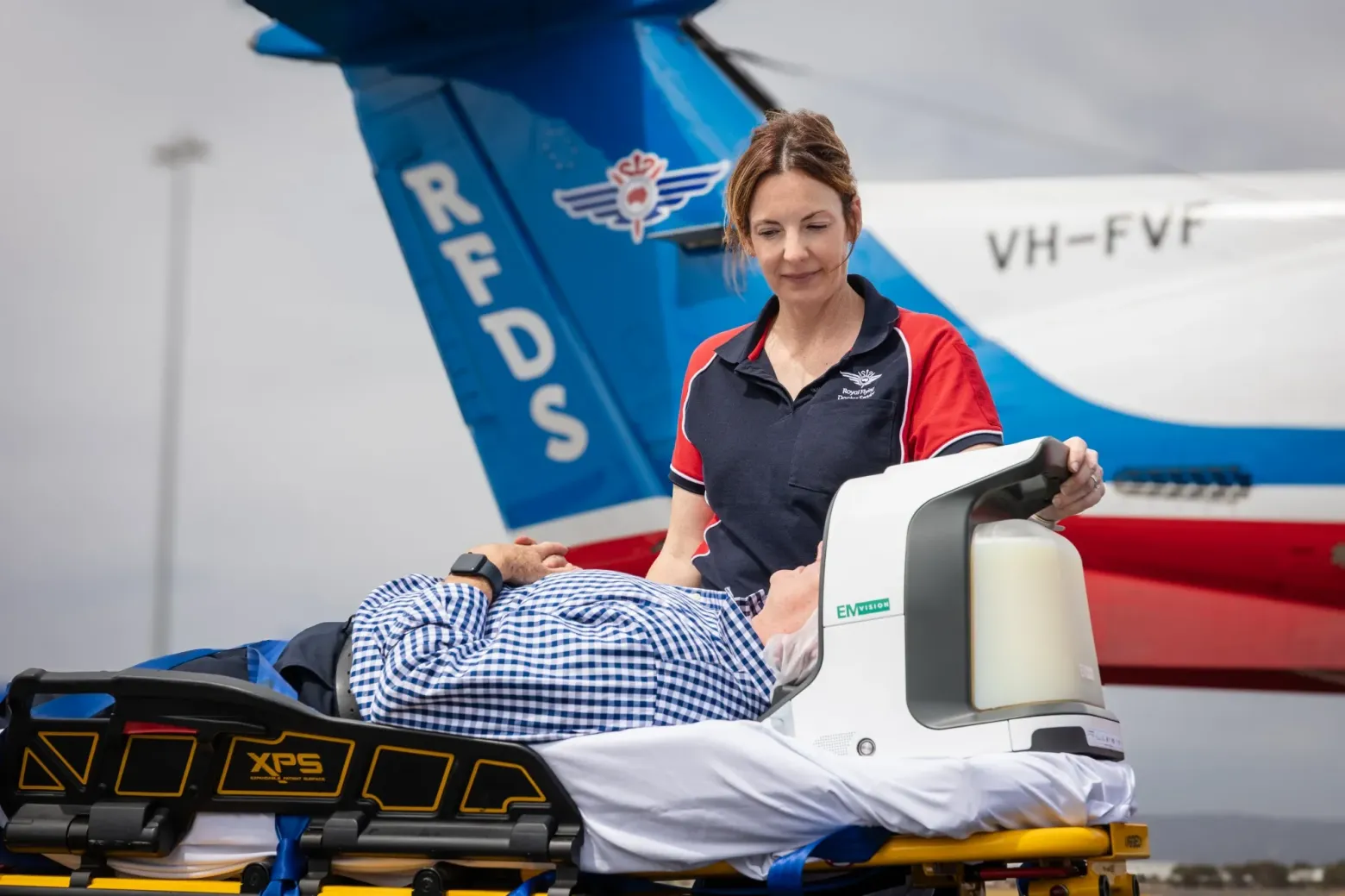 Самолет Королевской службы санитарной авиации в глубинке Австралии, где экипажи тестируют портативные сканеры головного мозга, которые могут диагностировать инсульт за считаные минуты.