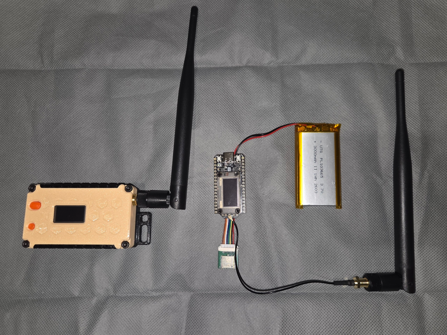 Две Heltec ESP32 LoRa 32 V4. Одна нода использовалась как базовая рядом с ноутбуком, вторая - как мобильная.
