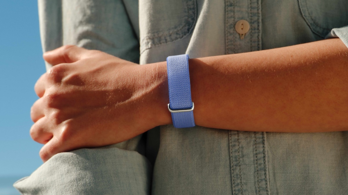 Google представила фитнес-браслет Fitbit Air без дисплея и с подпиской - 1