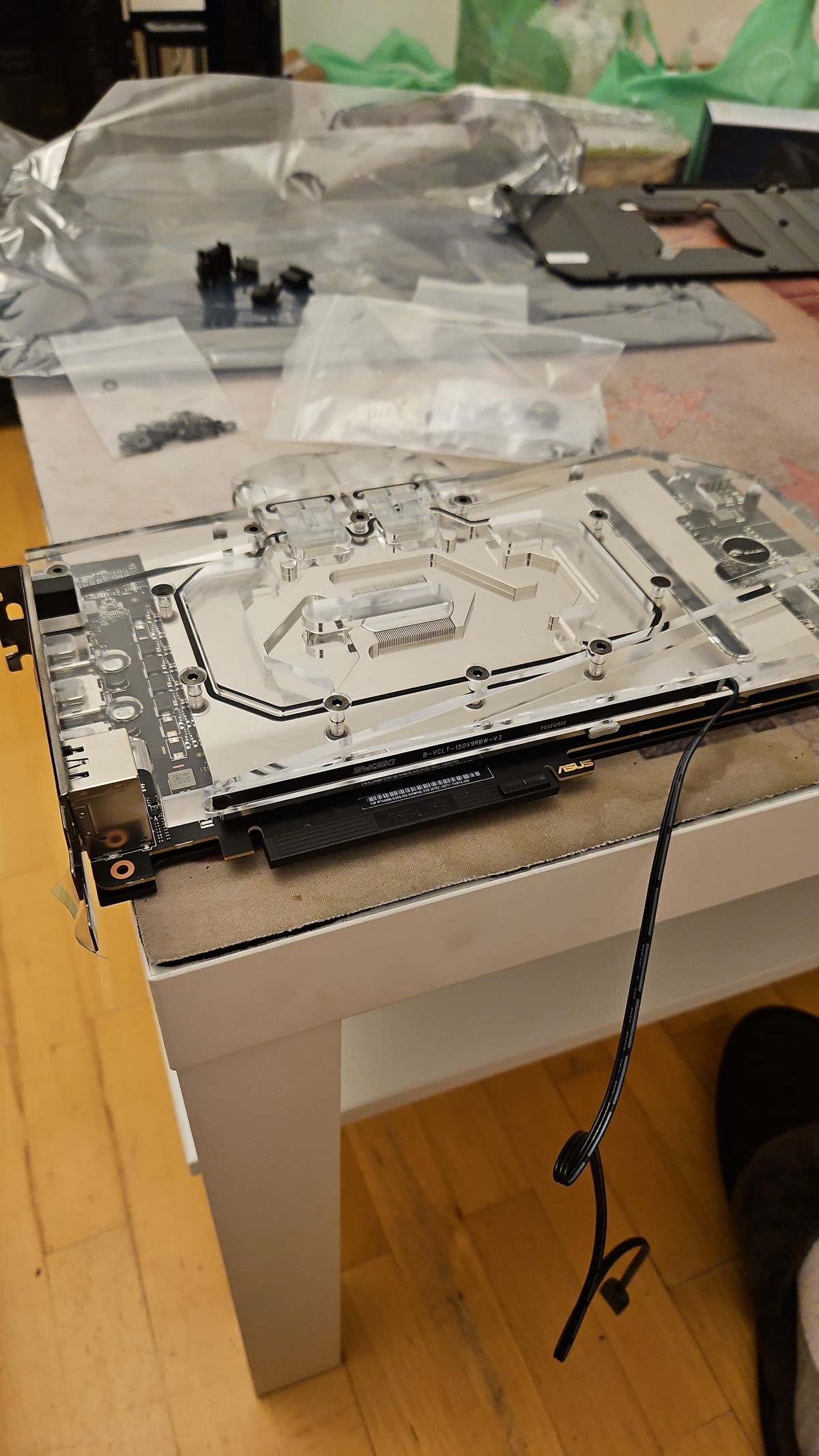 Так выглядит RTX 4090 после снятия родного радиатора и установки прозрачного водоблока