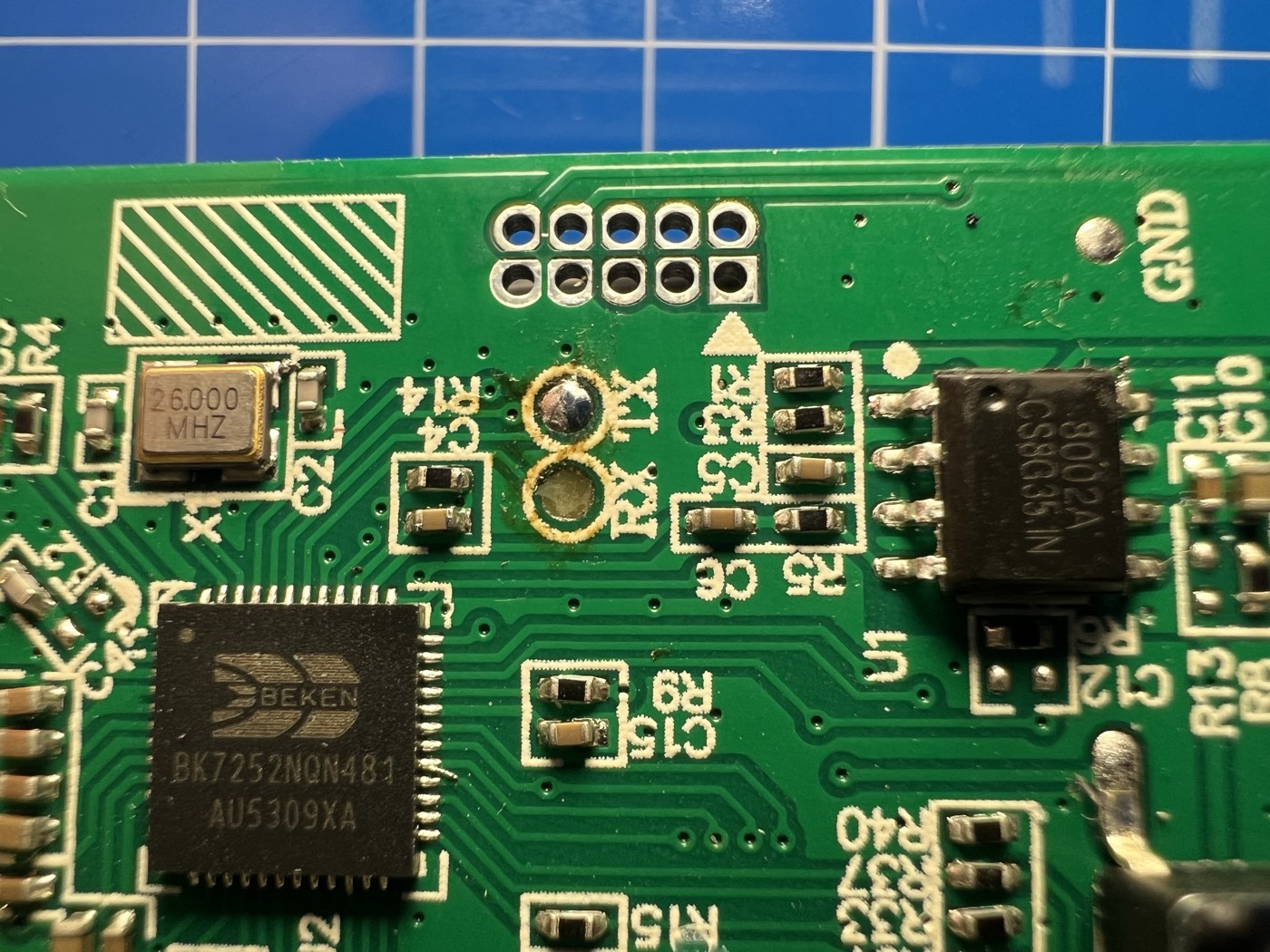 Крупный план микросхемы BK7252N: незаполненный разъём JTAG, контакты UART, аудиоусилитель