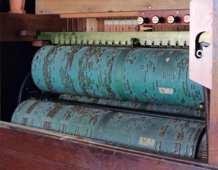 Шарманка, вид изнутри. Источник: barrel-organs.co.uk.