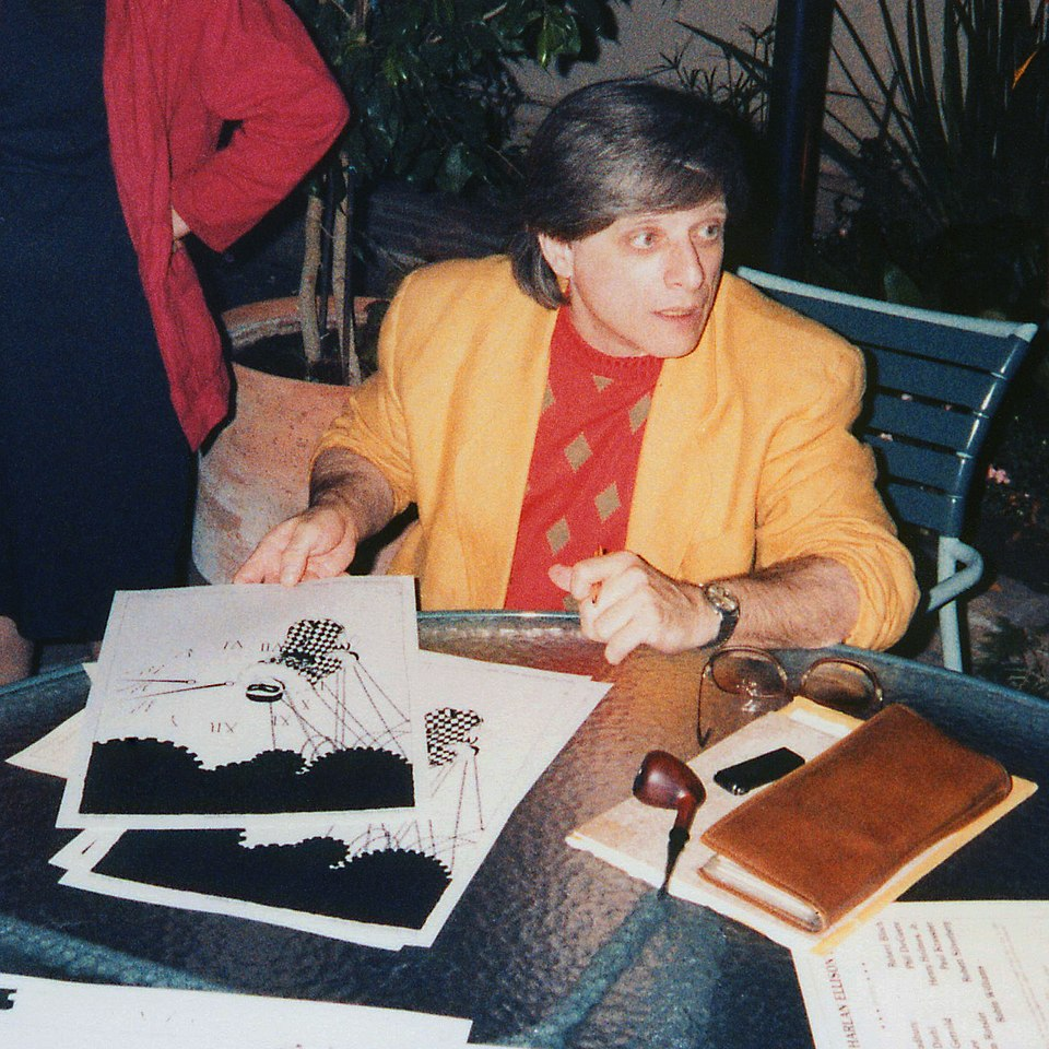 Смешная история про Харлсана Эллисона. Когда в 1990-х годах в петербургском издательстве «Азбука» вышел первый русский перевод трёхтомника его рассказов «Все звуки страха», а писатель не получил за это ни цента, он официально издал свой трехтомник в другом издательстве («Полярис», 1997) и в предисловии к изданию пообещал свалить на офис «Азбуки» мёртвого бронтозавра.
