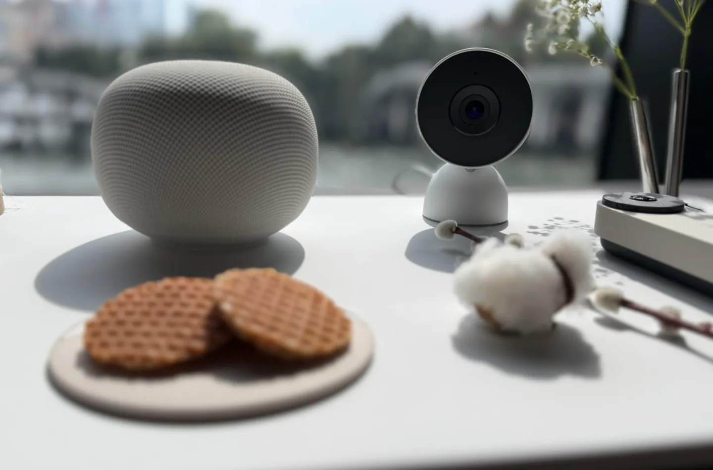 Google объявила о скором начале продаж своей новой умной колонки Google Home - 1
