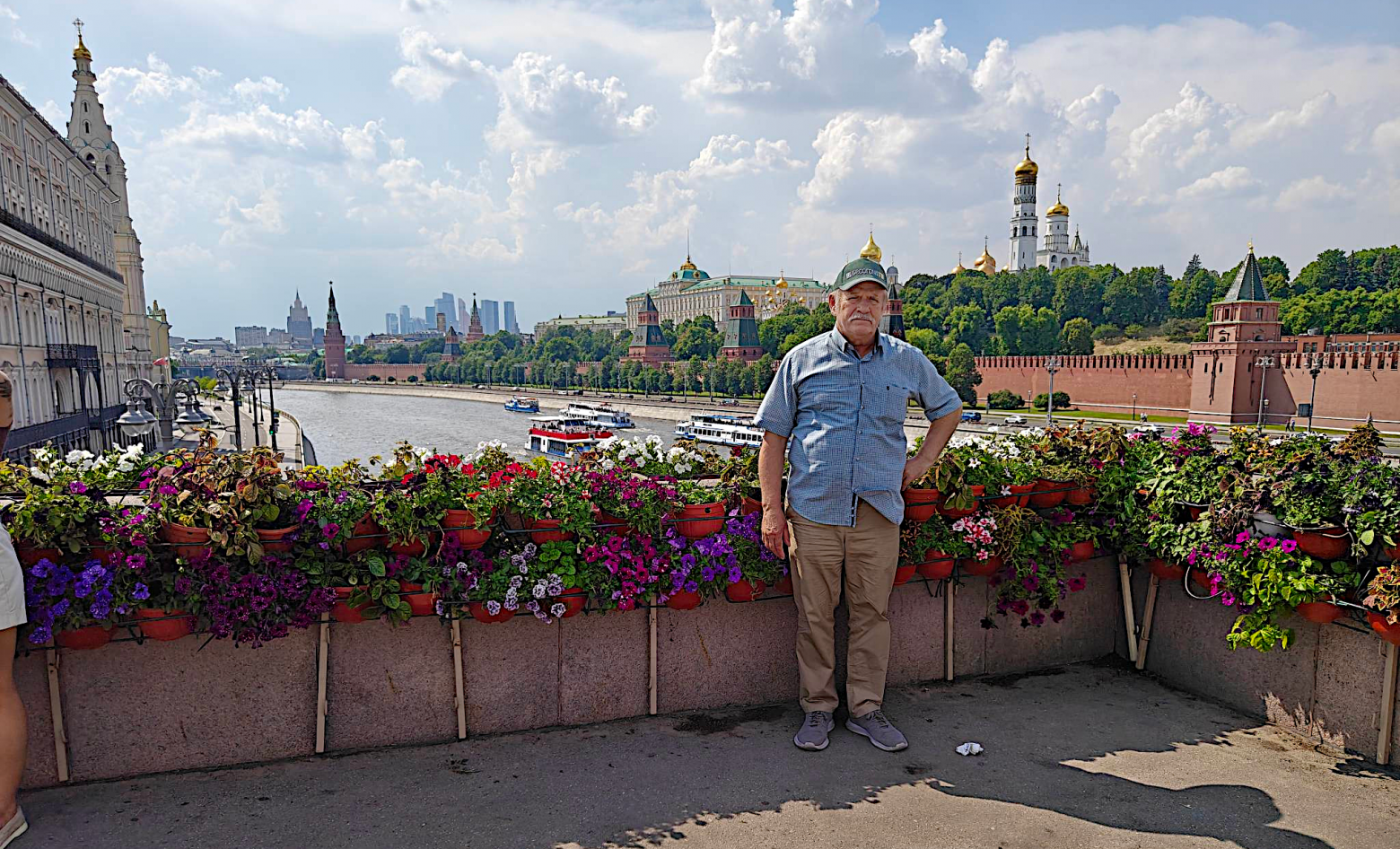 Слева казарма Дзержинки Слева казарма Дзержинки