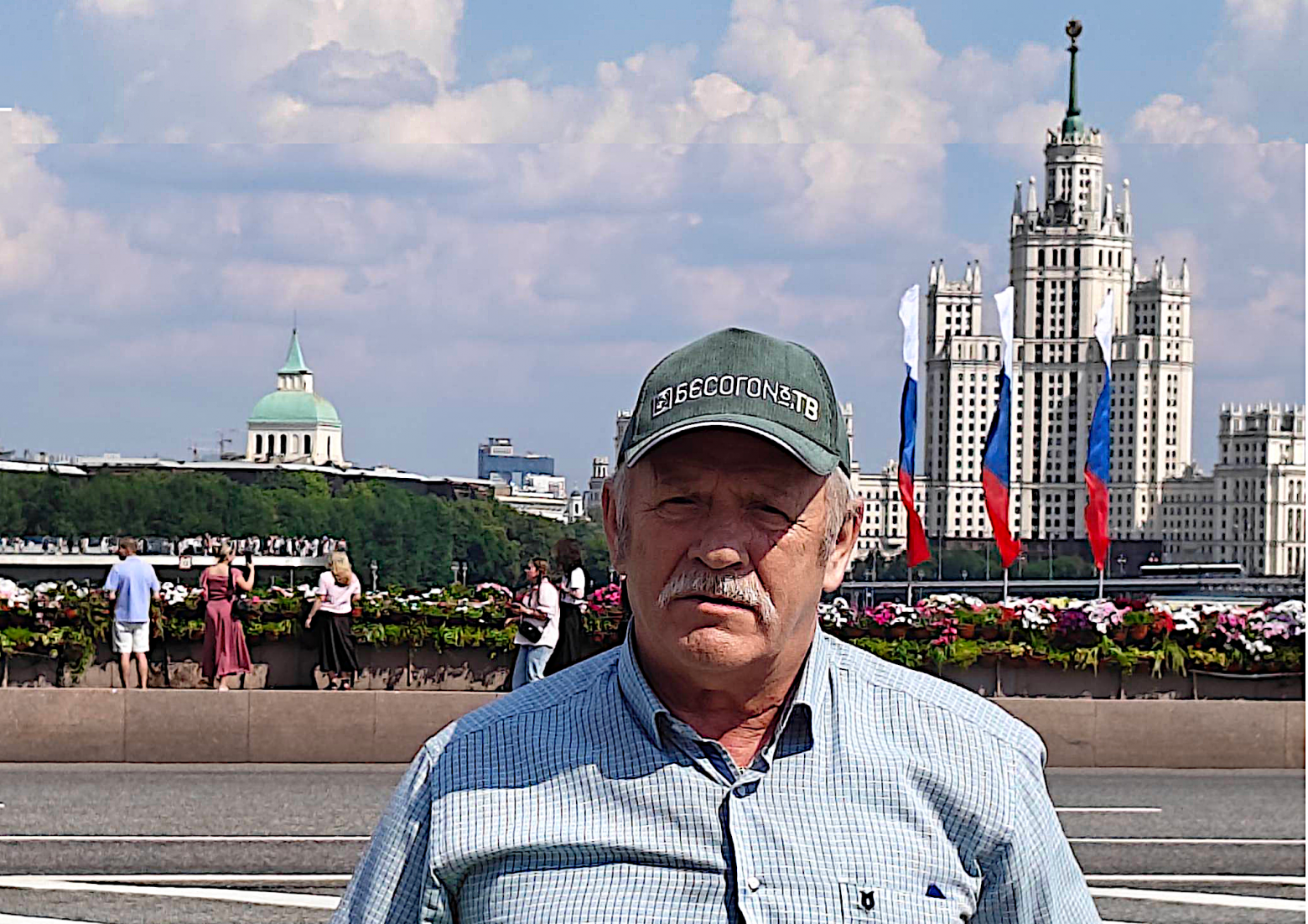 Слева Дзержинка с башенкой
