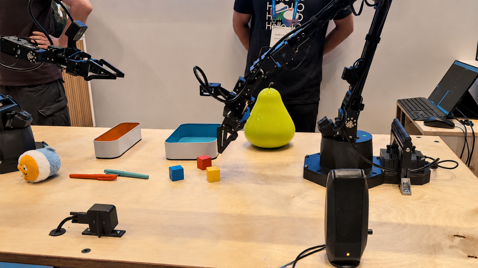 CoRL 2025. Стенд с роботом ALOHA от Gemini Robotics.