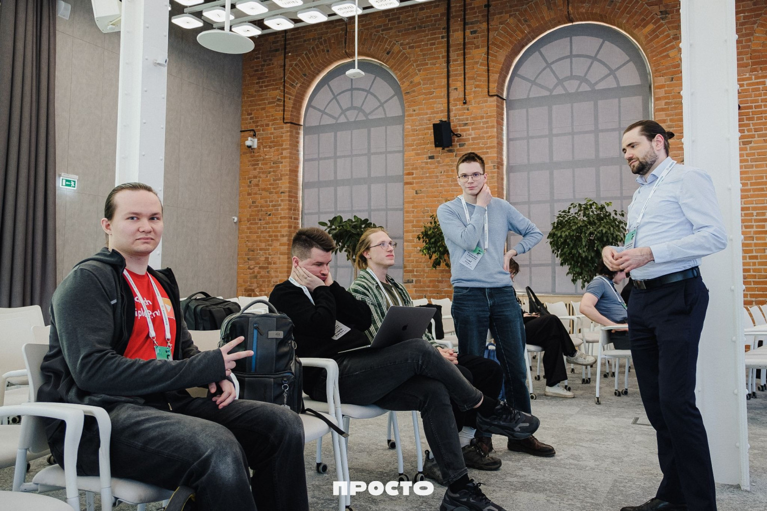 За 15 минут до защиты. Сервер умирает под нагрузкой из-за злонамеренного использования, но у нас нет инструментов для бана и ограничений. Фото предоставлено СПБ ГБУ Молодёжным пространством «ПРОСТО», где проходил хакатон.