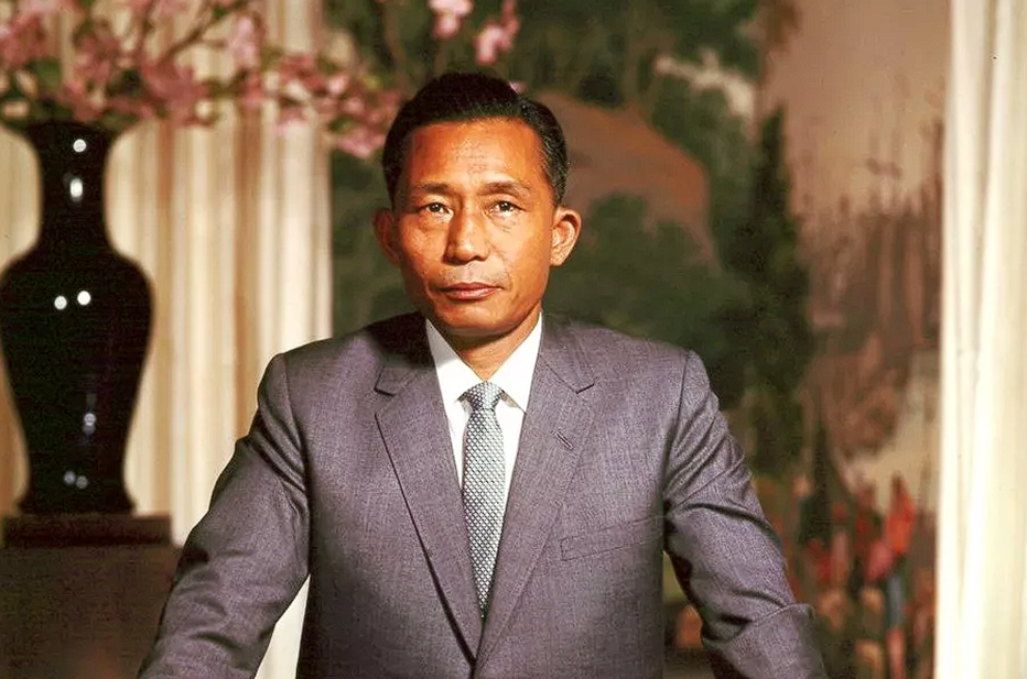 Генерал Пак - жёсткий лидер, по сути диктатор. Но диктатор, надо сказать, довольно грамотный, и одна из его идей и превратит захолустье в одну из самых развитых стран мира.