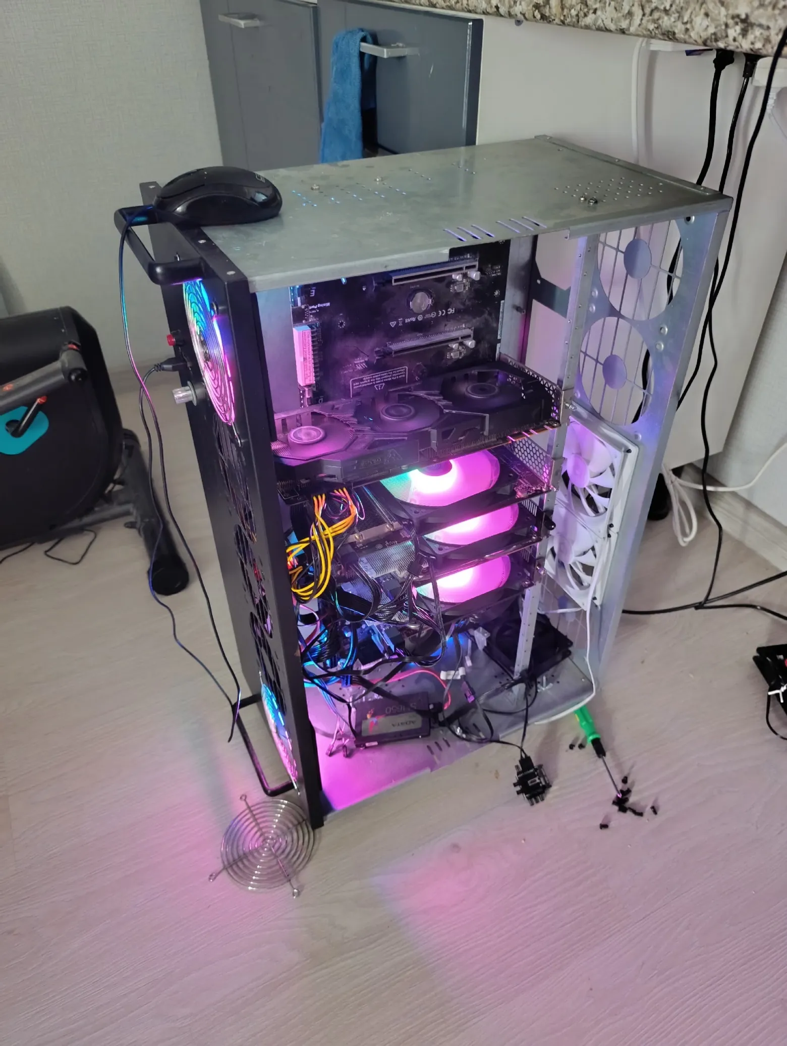 материнская плата:H510 Pro BTC+. Видеокарты: 3 штуки p106-100 и одна p104-100 (каждая карта по 1000-2000руб на авито). Корпус майнинговый название не помню. Процессор i3-10100 , ОЗУ 32ГБ  ddr3 кажется. ssd 1tb. Колесики для корпуса из леруа. Кулеры 5 шт с ручной регулировкой частоты вращения.