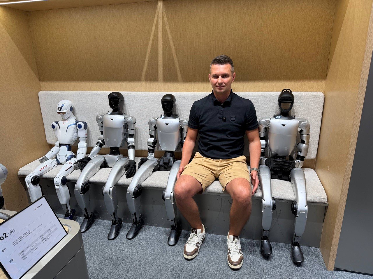 Скамейка роботов в Robot Mall. Я - динственный на фото, кому нужны еда, сон и зарплата. Кстати, всех этих роботов можно купить прямо в магазине. Цена около 1 млн.рублей. 