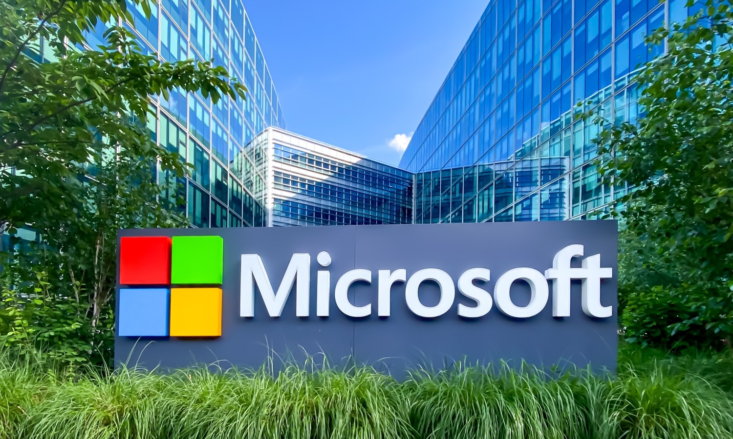 Microsoft уволила 4800 человек. Виноват не ИИ, но ИИ «меняет работу» - 1