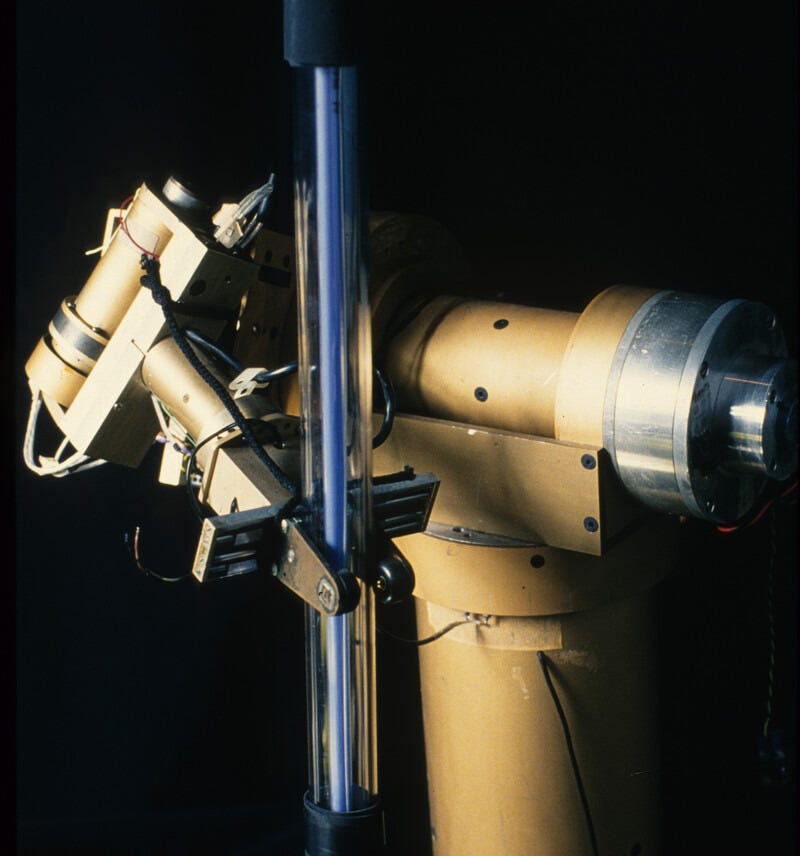 В SAIL собрали несколько вариантов Stanford Arm: Gold Arm и Blue Arm. Red Arm тоже планировали, но так и не закончили. Существовал и четвертый, более длинный вариант — Green Arm. Его использовала Лаборатория реактивного движения (JPL) в составе испытательного стенда для марсианской миссии. Первым, похоже, все-таки был золотистый манипулятор. Gold Arm до сих пор хранится в экспозиции факультета компьютерных наук в Стенфорде (источник)