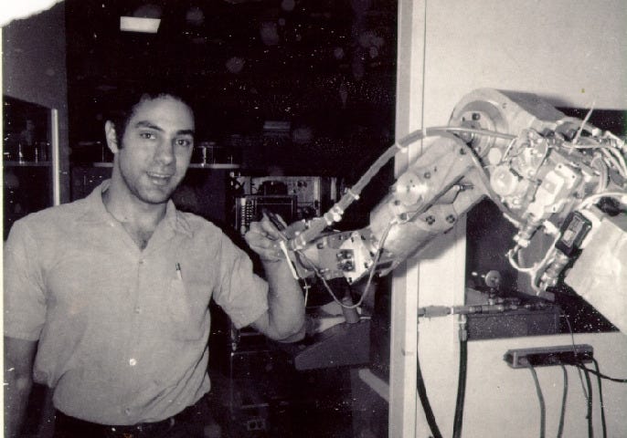 Виктор Шейнман с ранней гидравлической роборукой в Стэнфорде в 1968 году