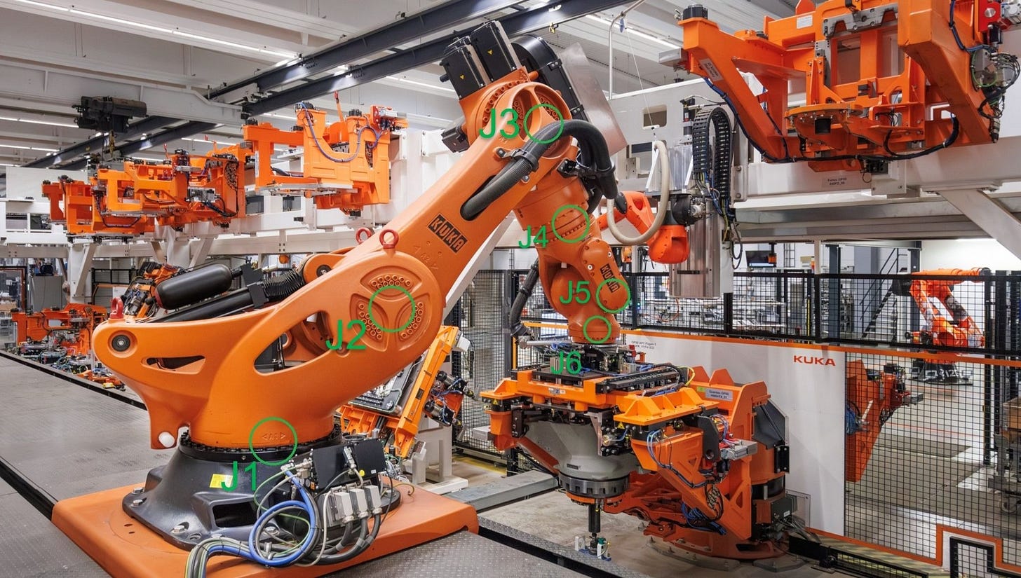 KR TITAN на центральном заводе KUKA в Аугсбурге, грузоподъемность 1000 кг, вылет около 3,2 м, все 6 суставов обозначены зеленым. Угадайте, для чего нужен черный баллон на его «спине»?