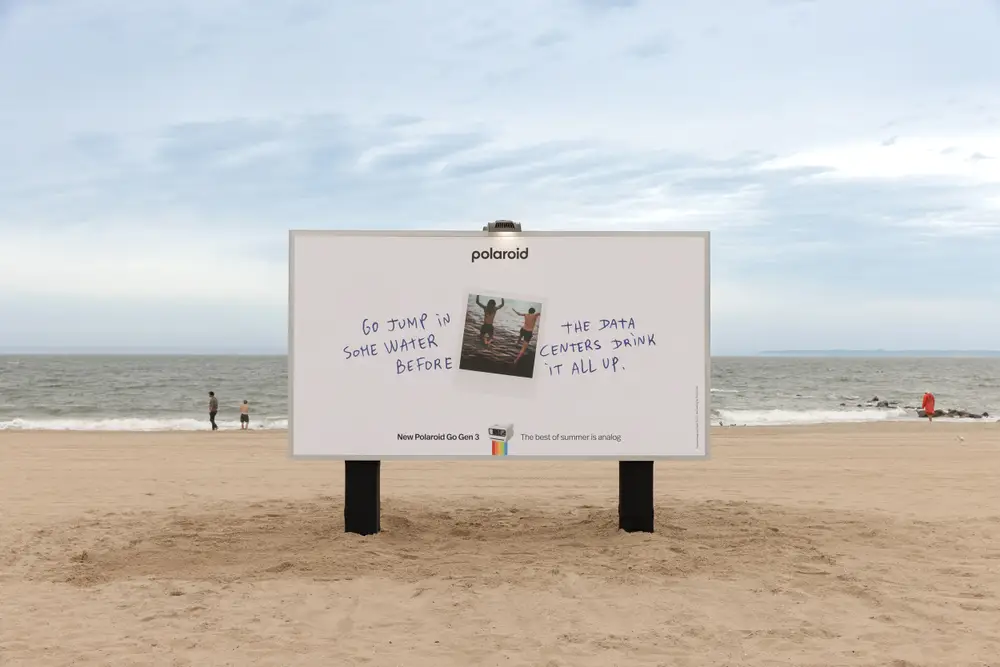 Продолжение луддитской рекламной кампании Polaroid. На билборде написано: «Прыгай в воду, пока дата-центры её не выпили»