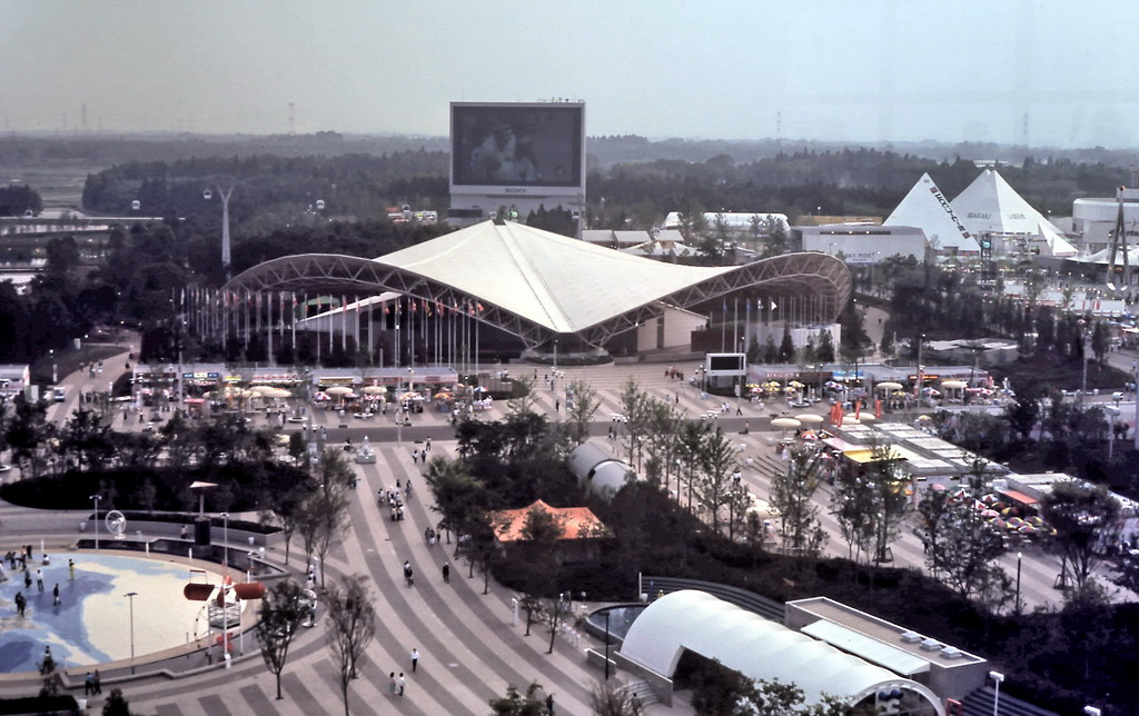 Вообще, можно заметить как изменился мир уже по дизайну павильонов Expo ‘85: это все еще весело и эпично, но цветовая гамма теперь стала монотонной, по-эппловски бело-серой, и таких бурных фантазий как Башня Солнца в 70-м никто себе больше не позволял
