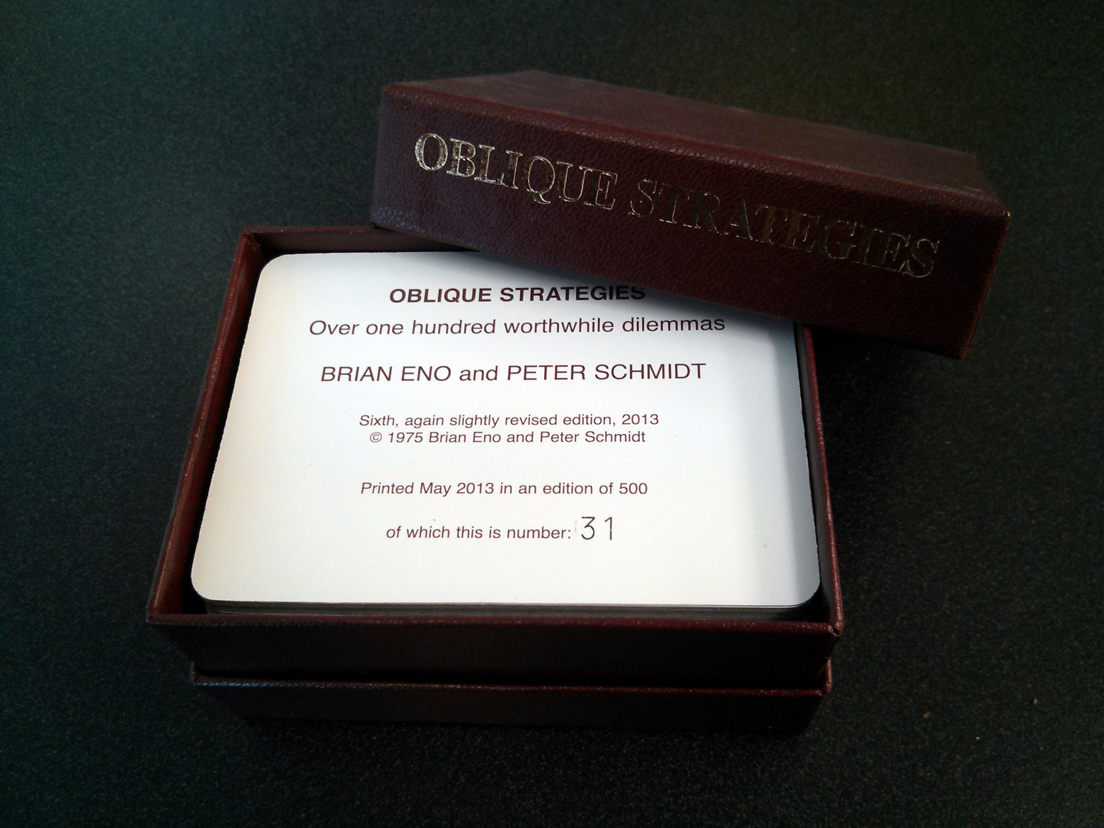 Колода Oblique Strategies. Фото: Cory Doctorow, 2013, CC BY-SA 2.0, via Wikimedia Commons.