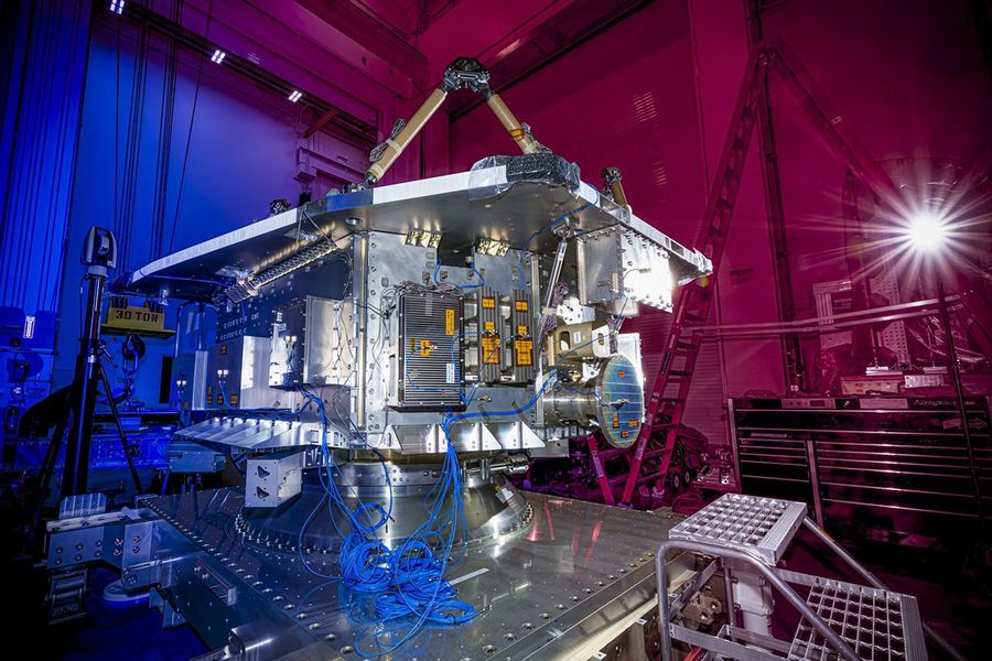 Шасси NEO Surveyor после испытаний в BAE Systems Space & Mission Systems, в августе 2025 г. Шасси содержит подсистемы питания, двигателя, авионики и связи, изолированные от телескопа и сенсоров