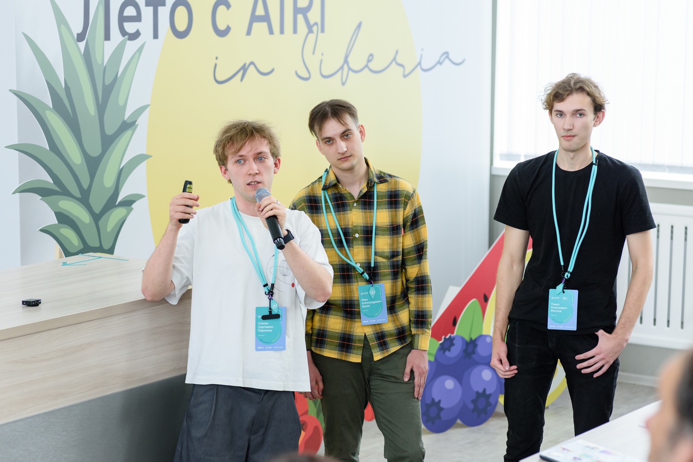 Мы с Ваней и Пашей защищаем наш проект. По нашим лицам легко можно оценить количество недоспанных часов.