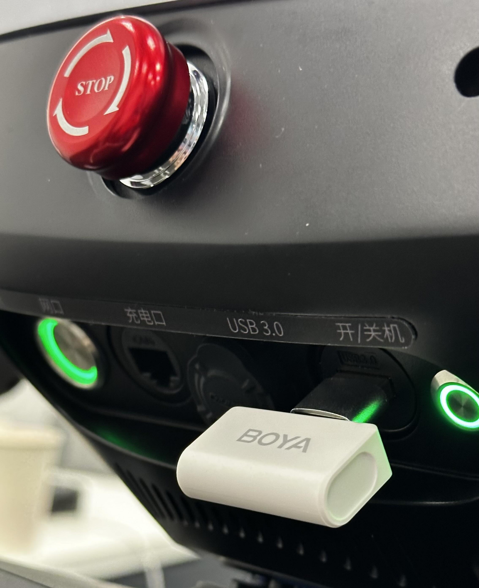 Приёмник беспроводного микрофона в штатном порту USB 3.0. Красная кнопка рядом — аварийный стоп; к голосовому пайплайну отношения не имеет, но во время отладки распознавания команд движения взгляд к ней возвращался регулярно.