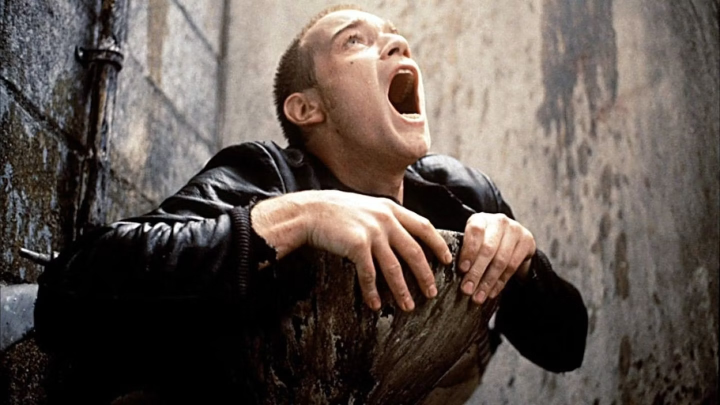 Рентон, вылезающий из унитаза в фильме Trainspotting, 1996 год