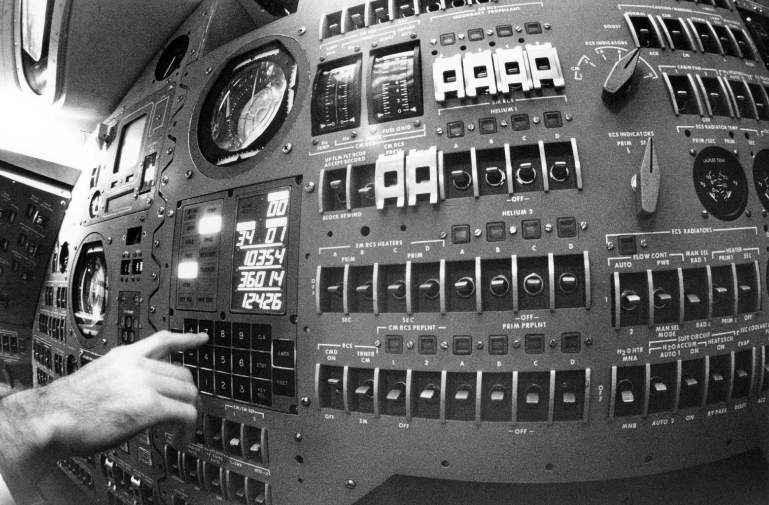 Гугл сообщает, что iPhone 18 мощнее Apollo Guidance Computer в 100 миллионов раз (в СТО МИЛЛИОНОВ РАЗ, Карл). А как там дела с лунной базой? Выбранный человечеством путь развития виден очень наглядно