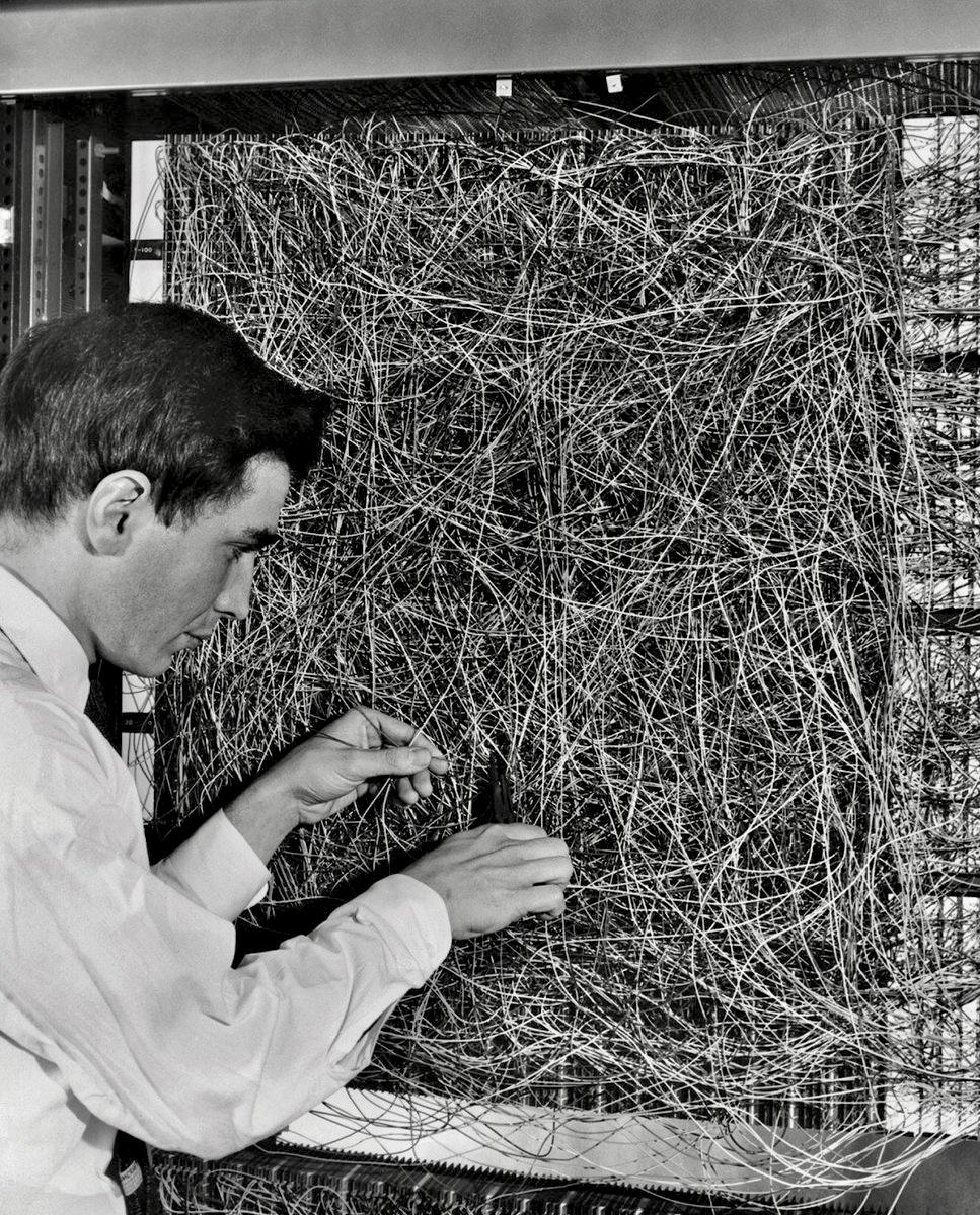 Фрэнк Розенблатт с компьютером Mark I Perceptron в 1960 году