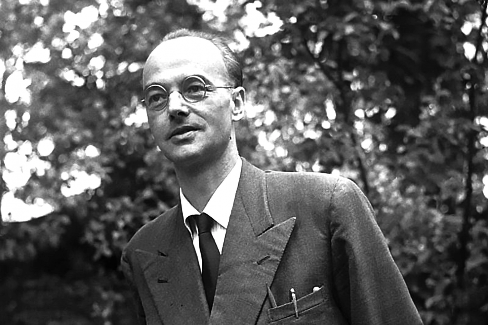 Немецкий физик и коммунист Клаус Фукс, бежавший после прихода нацистов в Великобританию. Он работал вместе с Пайерлсом над британским атомным проектом, а затем был направлен за океан работать по Манхэттенским проектом. Фукс сам вышел на советскую разведку в конце 1941 года, так как был возмущён недостаточной, по его мнению, помощью СССР со стороны Британской империи. Как считается, именно он передал Советскому Союзу наиболее важные и полезные из атомных секретов США и Британии, что ускорило появление в СССР своего атомного оружия на 2-3 года