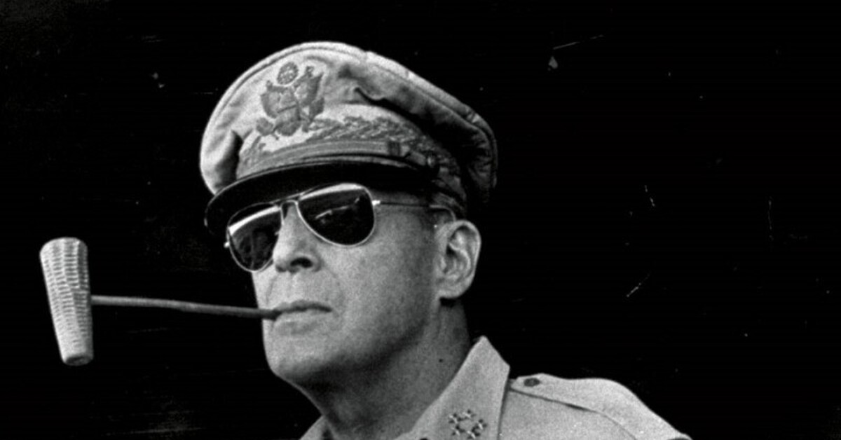Адмирал Дуглас МакАртур, один из самых радикальных антикоммунистов среди американского командования в годы Второй мировой войны. Схожие взгляды разделяли и многие его коллеги, несмотря на союз в войне против общего врага