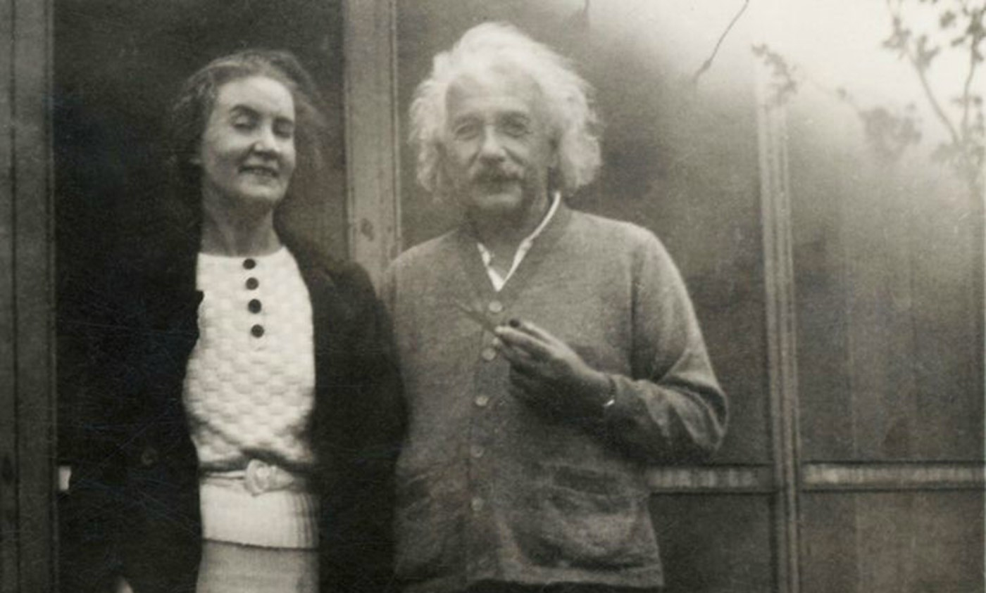 Маргарита Ивановна Конёнкова, жена знаменитого скульптора Сергея Тимофеевича Конёнкова, и Альберт Эйнштейн. Официальных подтверждений пока нет, но с изрядной вероятностью и она работала в рамках проекта «Энормоз», будучи вхожей в семью Оппенгеймеров и последней любовью Эйнштейна