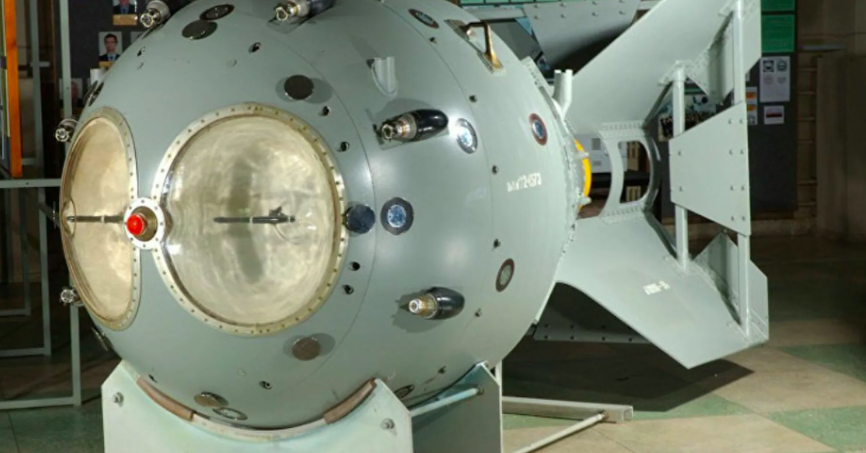 Макет первой советской атомной бомбы РДС-1 мощностью в 22 килотонны в тротиловом эквиваленте. Следы изотопов в атмосфере от первого испытательного взрыва 29 августа 1949 года на полигоне под Семипалатинском  стали доказательством для американцев, что их атомная монополия закончилась значительно раньше предполагаемого срока