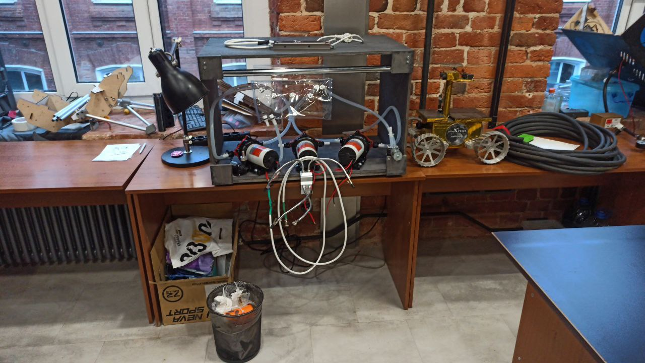 Рисунок – Нижний этаж установки 403.2 в процессе сборки