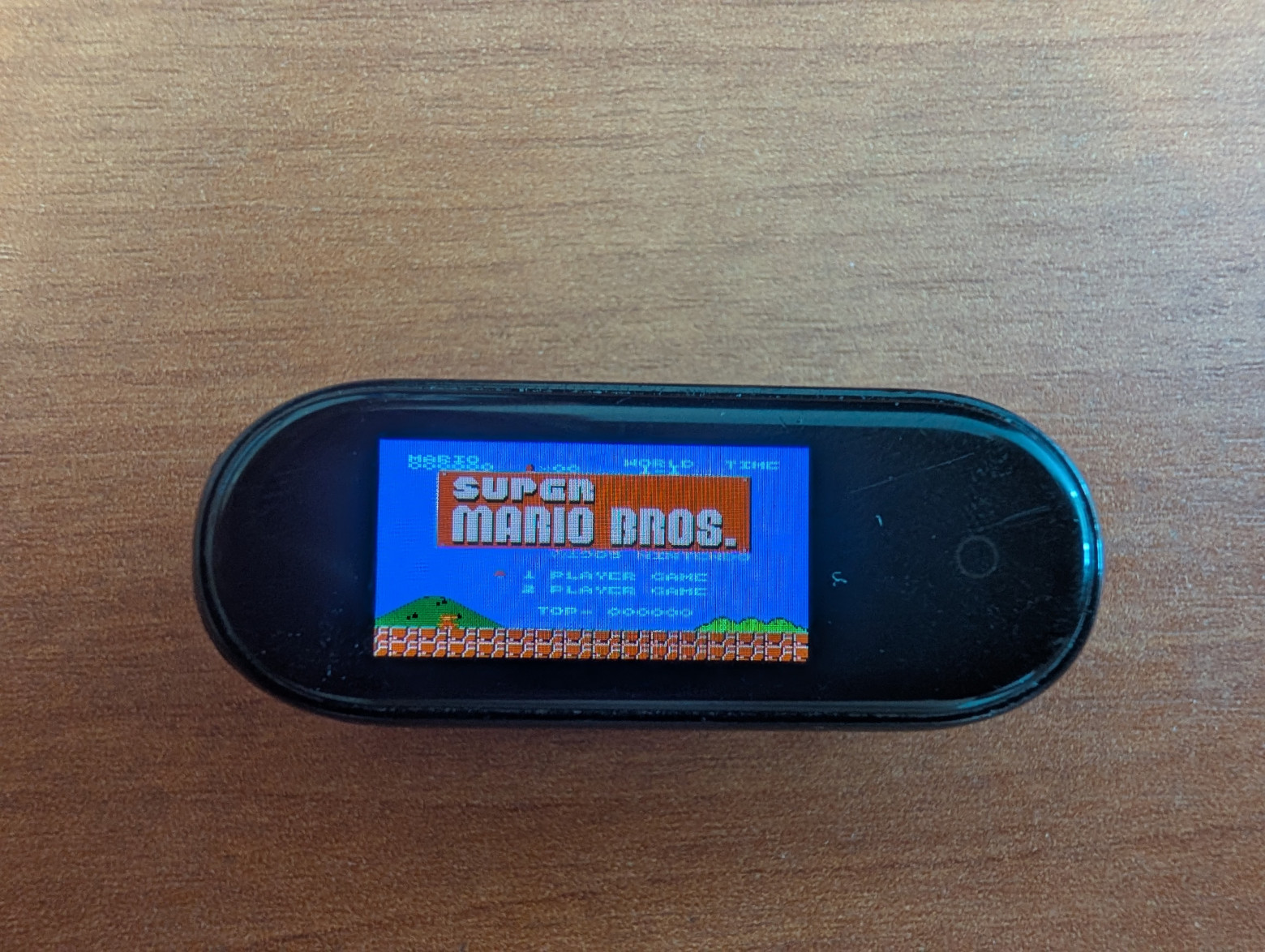 Титульный экран Super Mario Bros на браслете