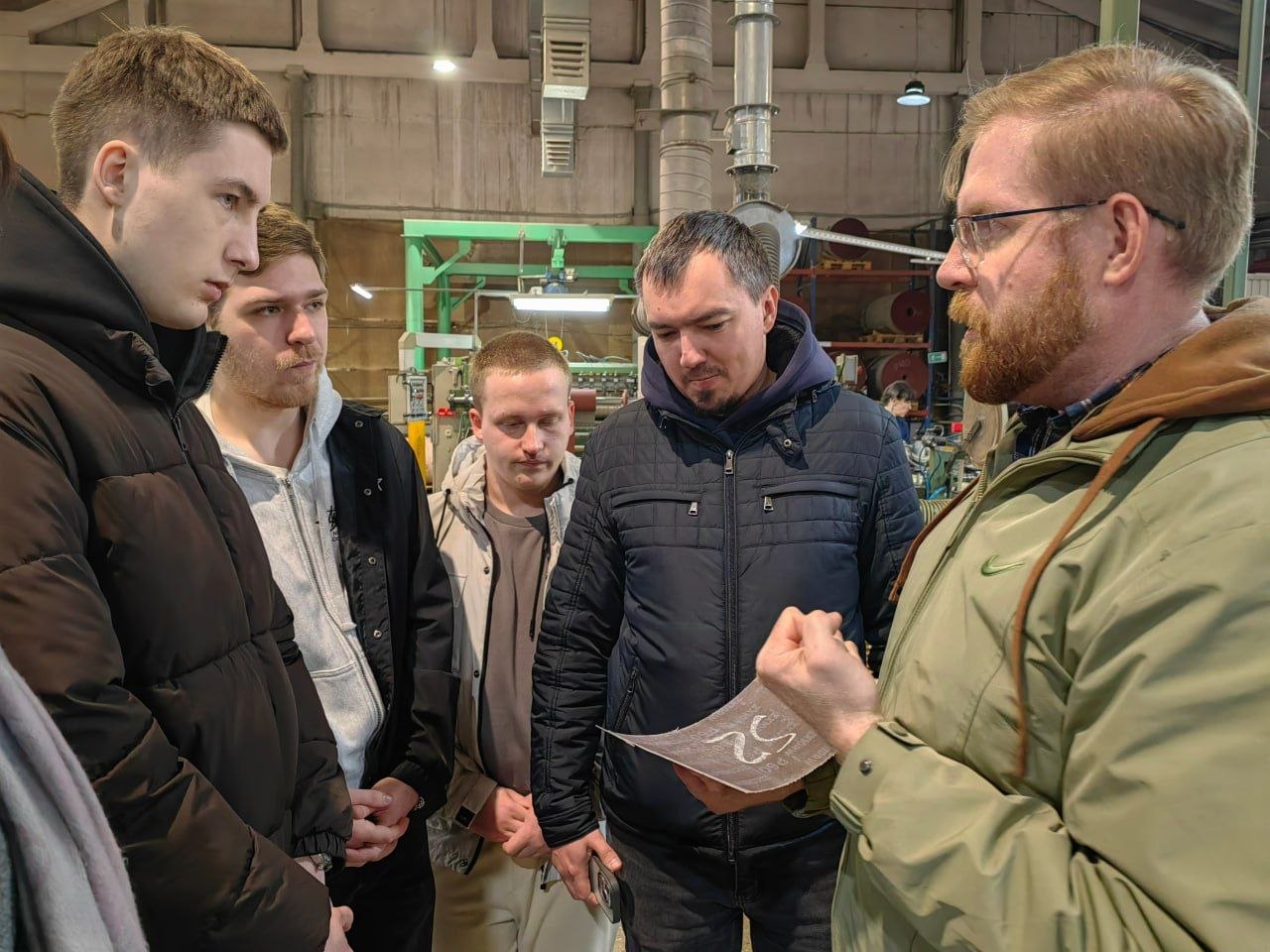 Руководитель проектного офиса Белгородского завода абразивных материалов уточняет с командой стартапа техническое задание непосредственно в цеху  
