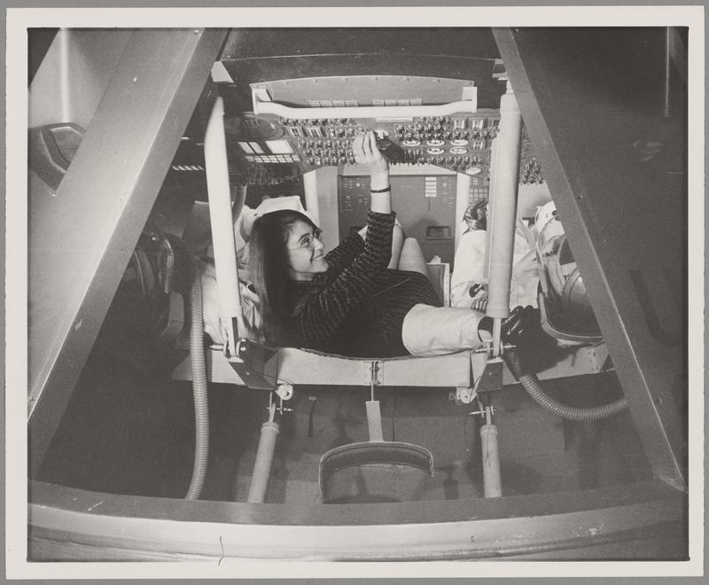 Маргарет Х. Гамильтон на макете командного модуля «Аполлона-12», 1969 год. Источник изображения 