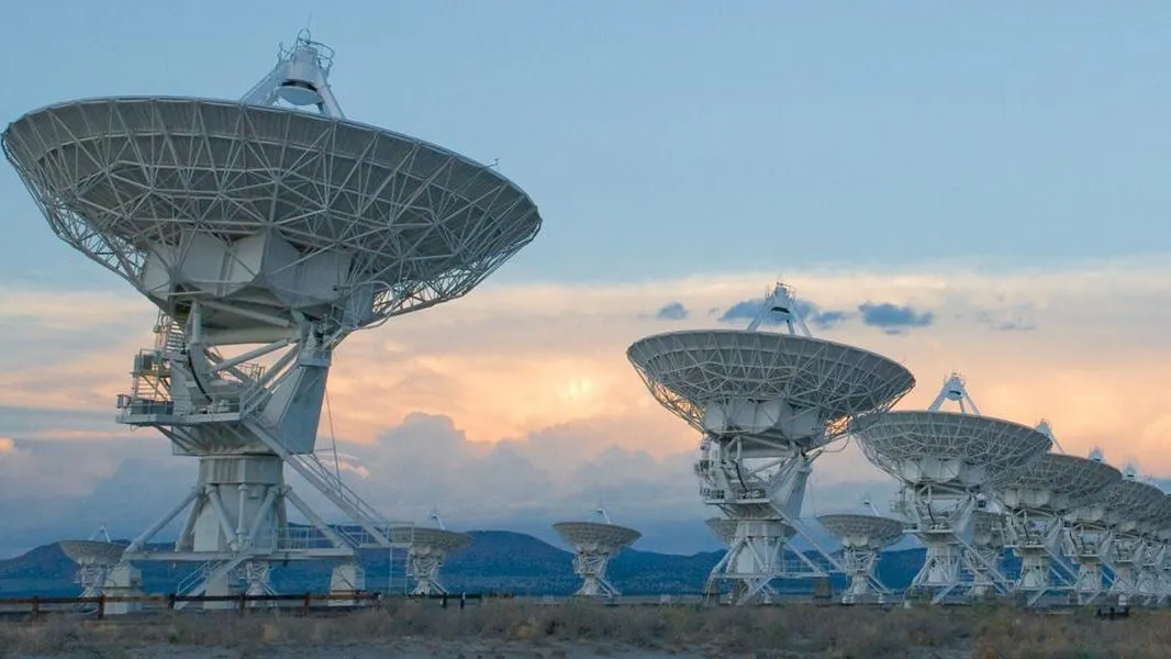 На этом снимке Очень Большой Массив (Very Large Array) на юго-западе США. Массивы таких радиотарелок крайне важны в измерении множества свойств нашей Вселенной, включая поиск потенциальных внеземных сигналов, созданных разумным видом. Массивы телескопов, не только в радиодиапазоне, но и в инфракрасном, и в оптическом, могут достигать намного лучшего разрешения по сравнению с любым одноантенным вариантом, но только если различные тарелки могут быть правильно синхронизированы с использованием методов VLBI (радиоинтерферометрии со сверхдлинной базой). Источник: Alex Savello/NRAO
