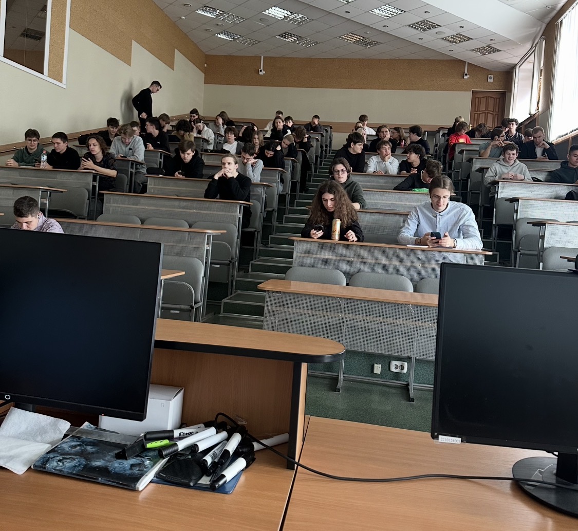 Вчерашняя лекция для первокурсников. На потоке больше ста человек, но до реального оффера дойдут не все.