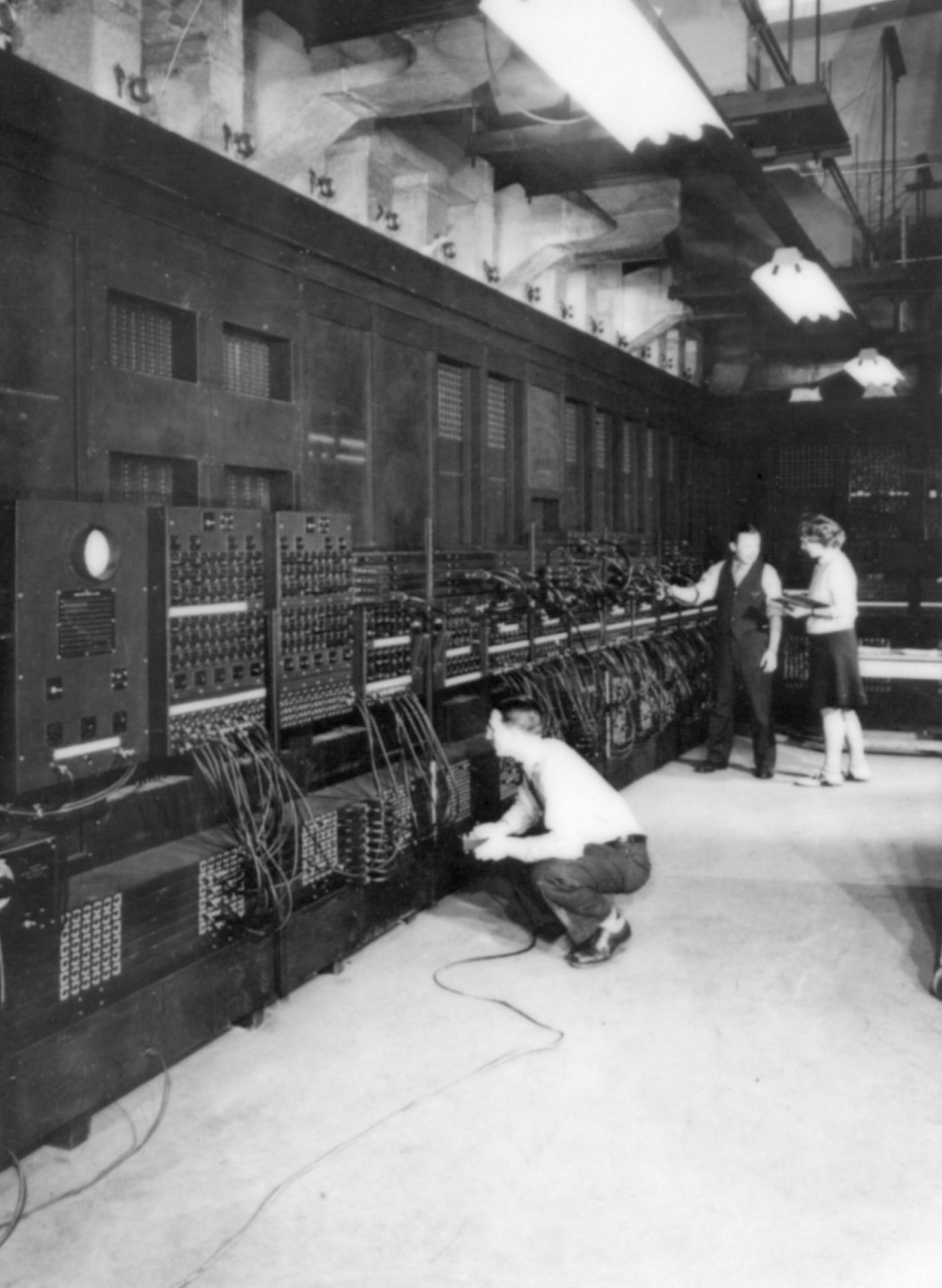 ЭНИАК (от английского Electronic Numerical Integrator and Computer — электронный числовой интегратор и вычислитель) — это первый в мире электронный цифровой вычислитель общего назначения. Источник.