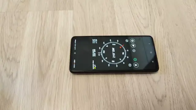 Телефон с компасом на полу